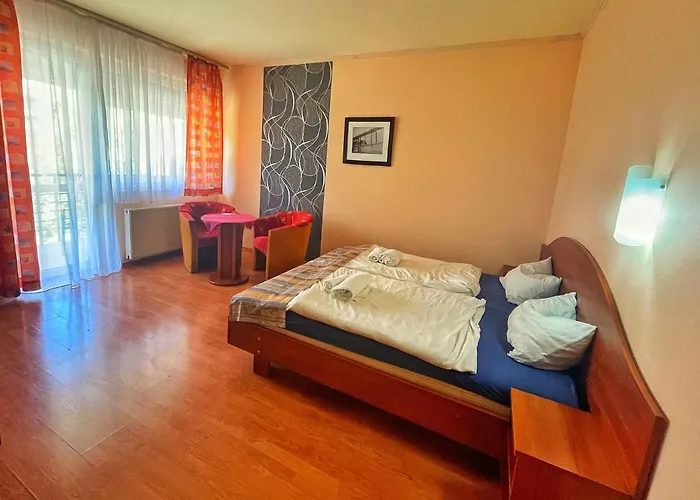 Alkotmany Vendeghaz 3* Шарвар